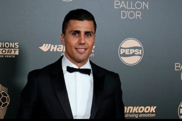 旭旭宝宝十周年粉丝见面会，马猴金币送给粉丝，冯提莫献唱成名曲